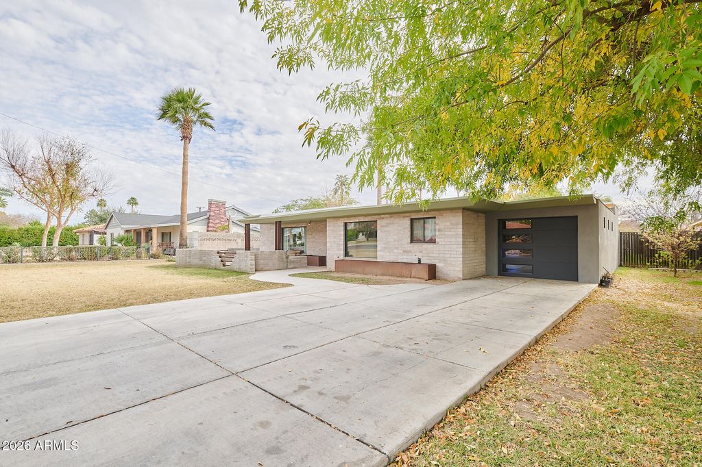 Photo of 327 E Medlock Drive, Phoenix, AZ 85012 (MLS # 6974524)