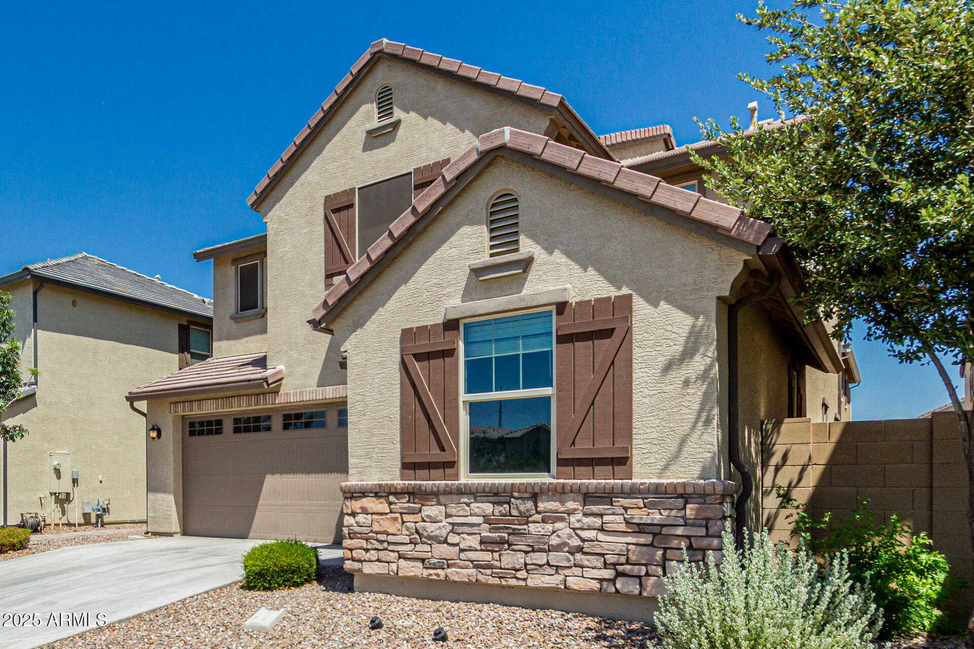 1026 E WEATHERBY Way