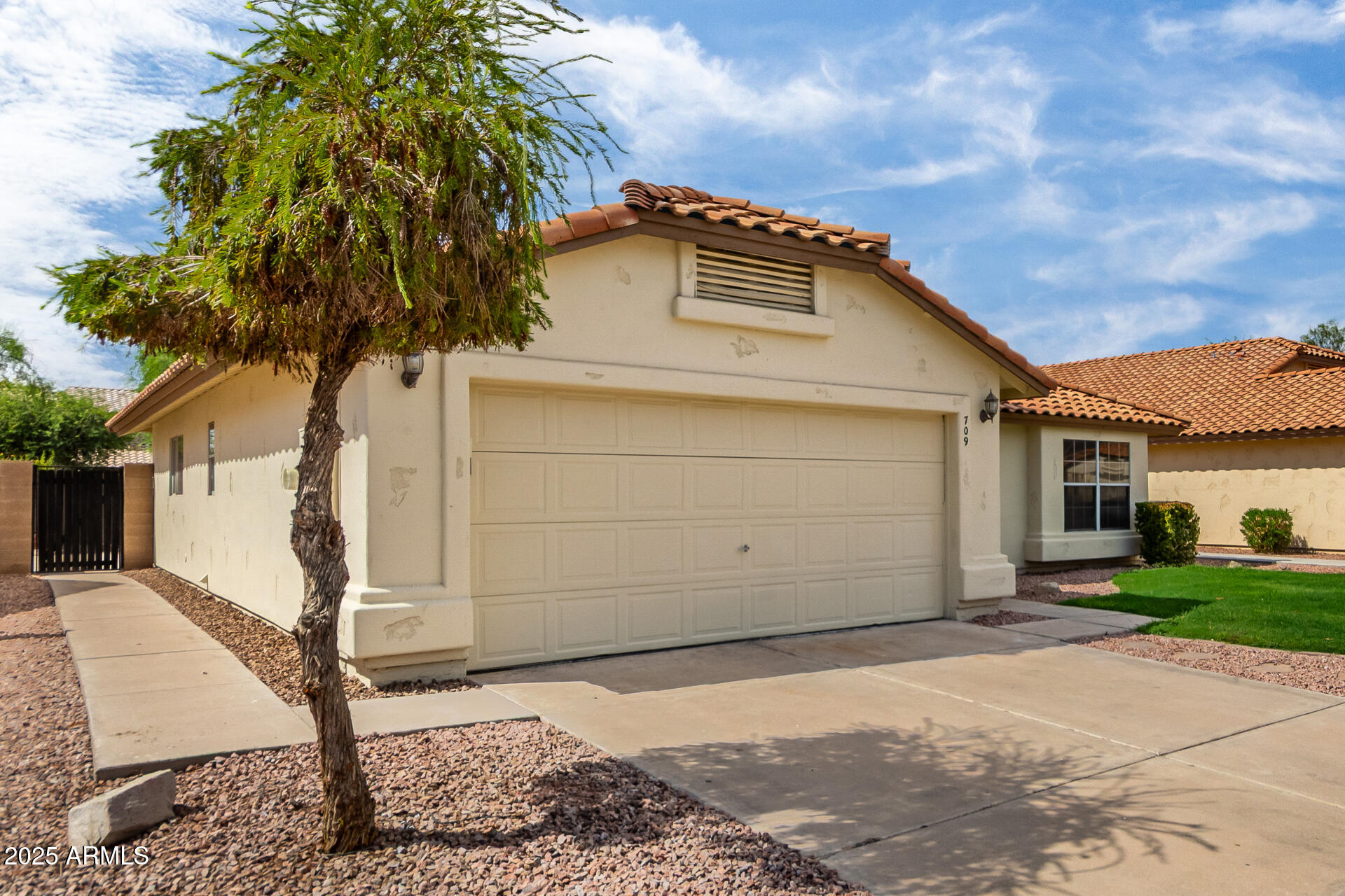 709 W CATCLAW Street