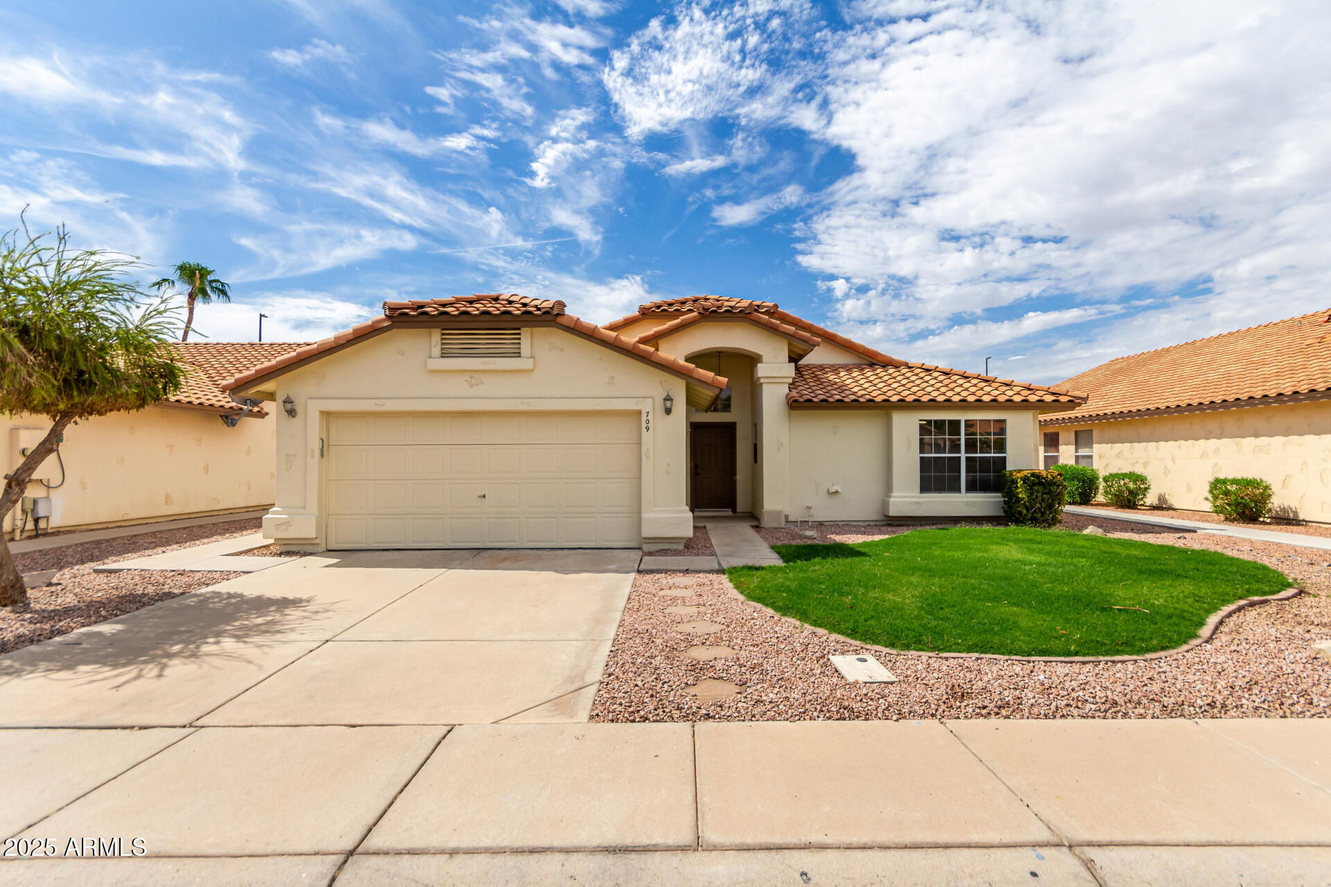 709 W CATCLAW Street