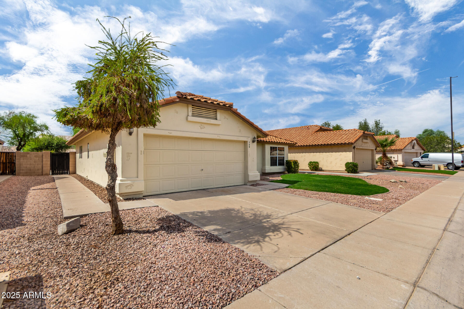 709 W CATCLAW Street
