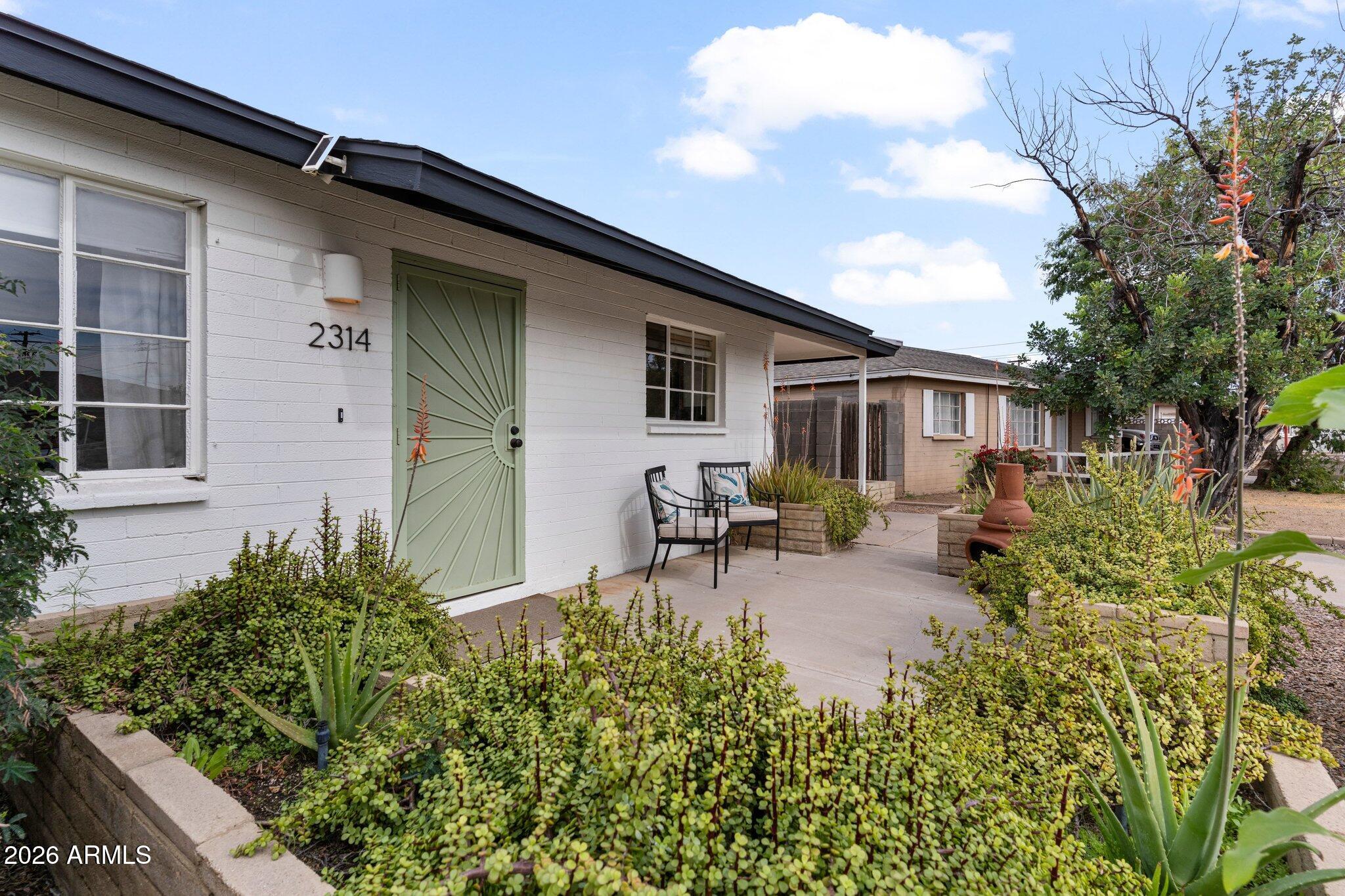 2314 W PINCHOT Avenue