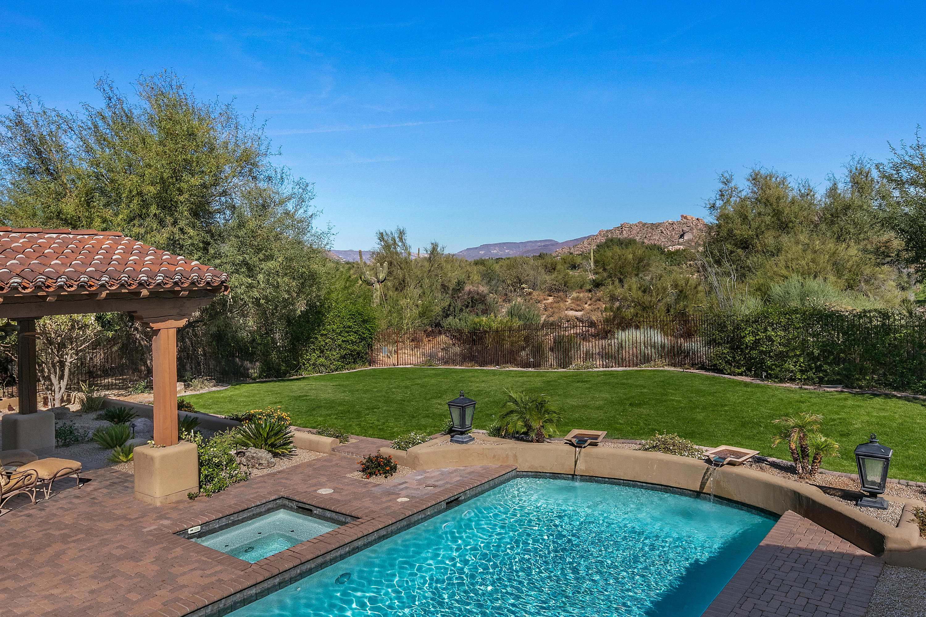 WHISPER ROCK UNIT 1 - Residential