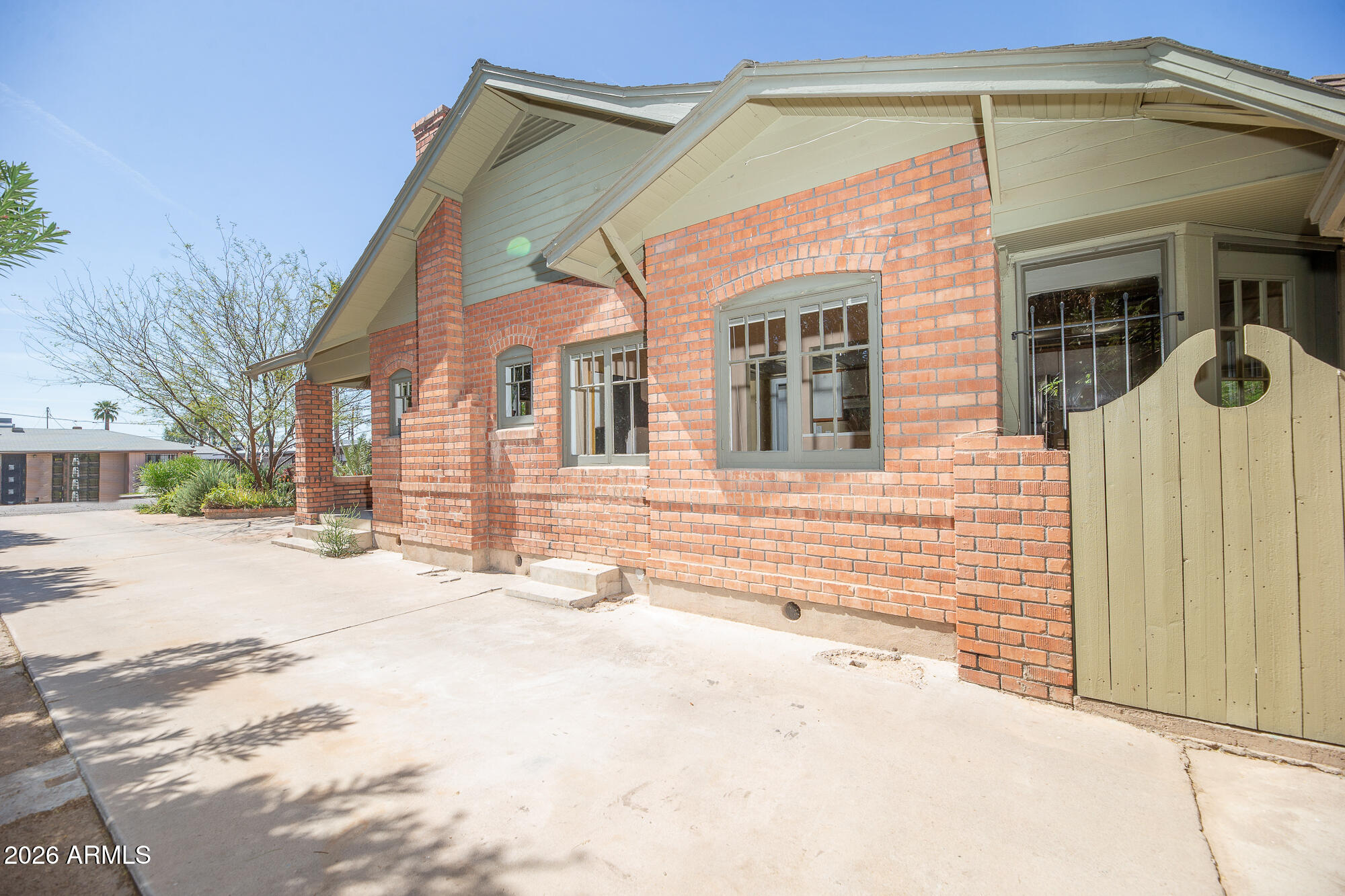 1636 E PINCHOT Avenue