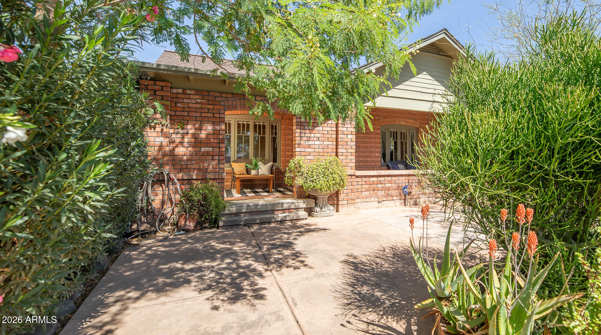 1636 E PINCHOT Avenue