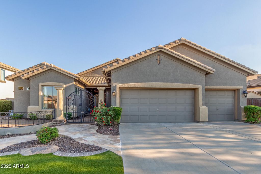 Photo of 6757 S Seneca Way, Gilbert, AZ 85298 (MLS # 6951253)