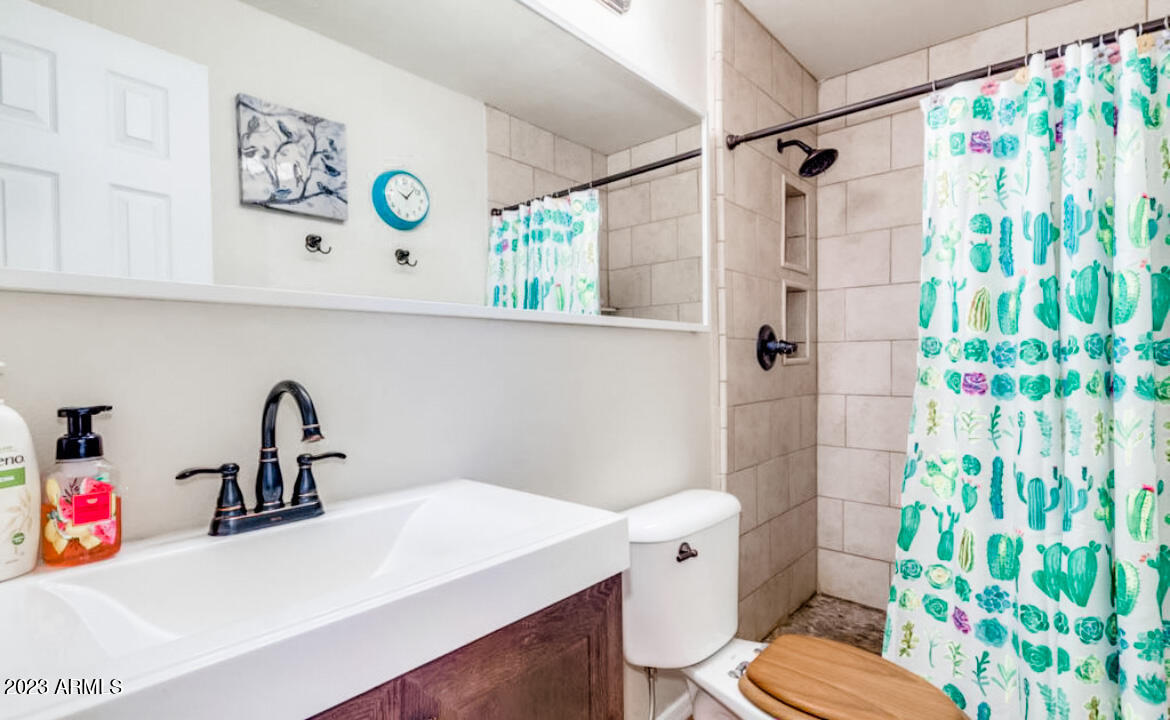 1430 E MEADOWBROOK Avenue