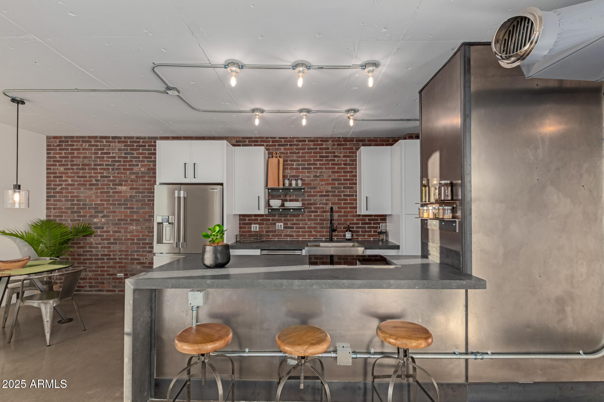 207 W Clarendon Avenue B22