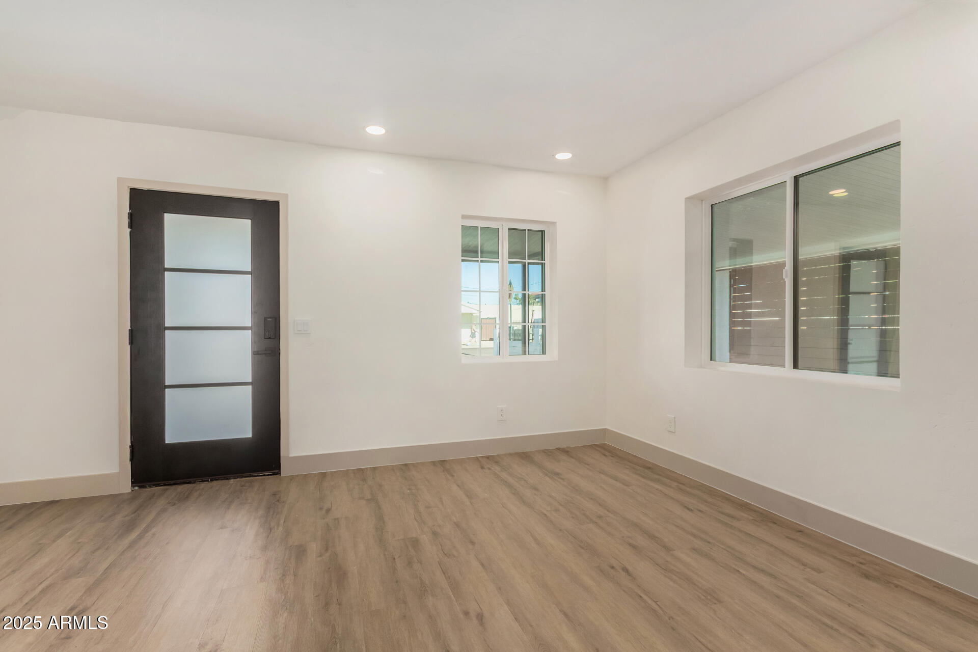 385 E CLARENDON Avenue