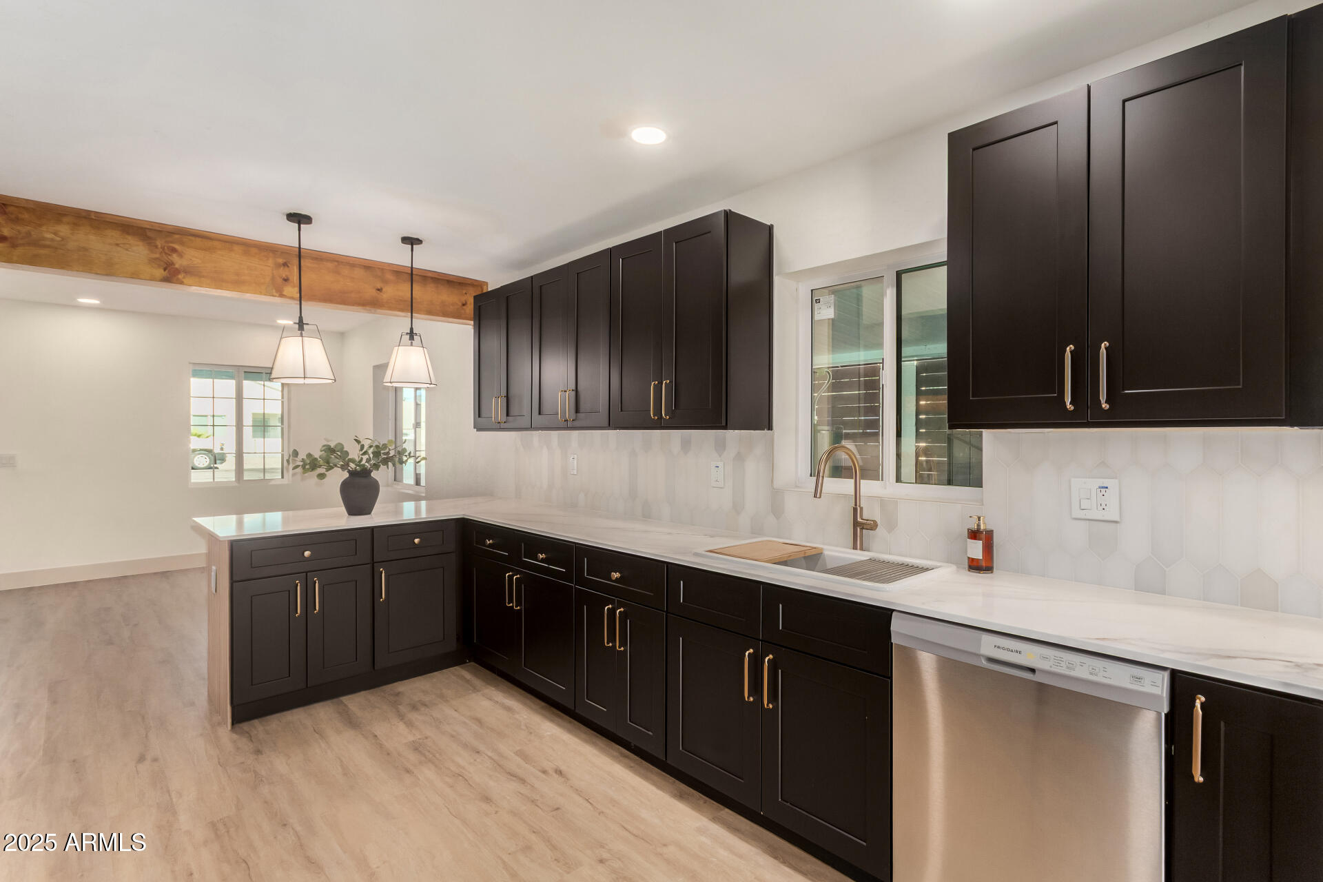 385 E CLARENDON Avenue