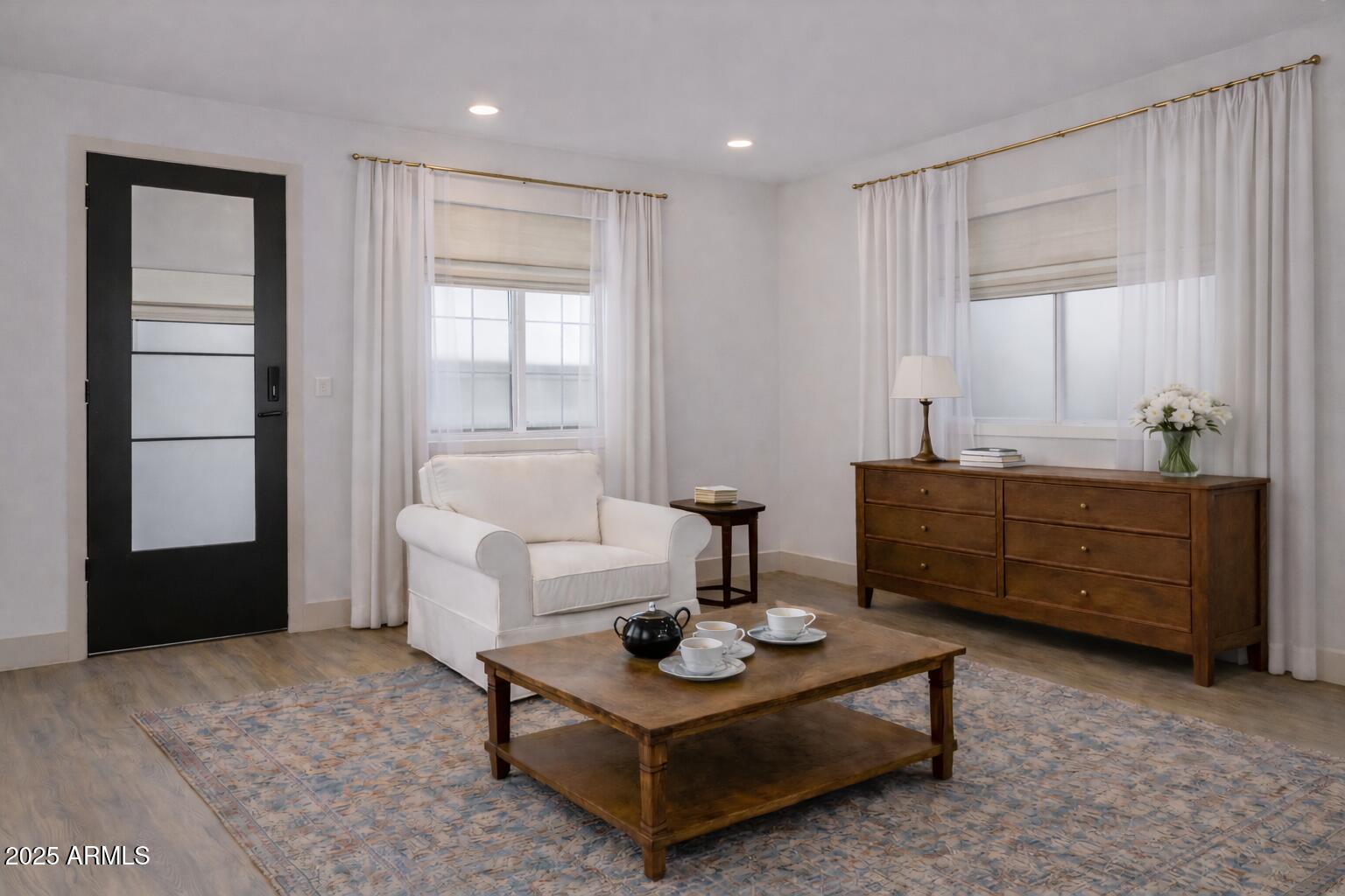 385 E CLARENDON Avenue