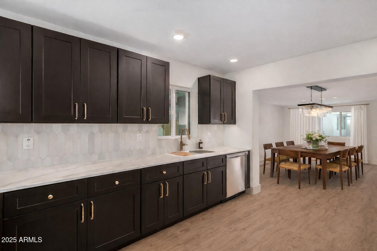 385 E CLARENDON Avenue