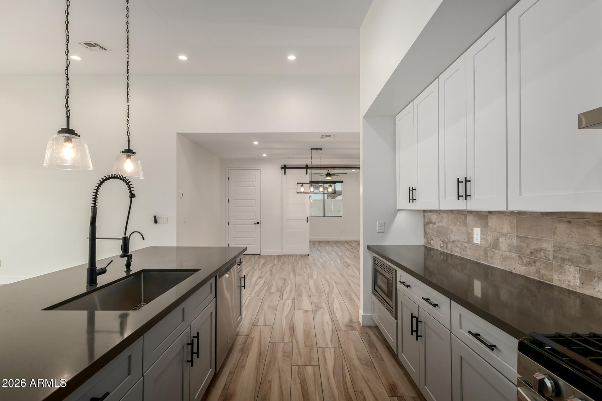 2418 E AMELIA Avenue