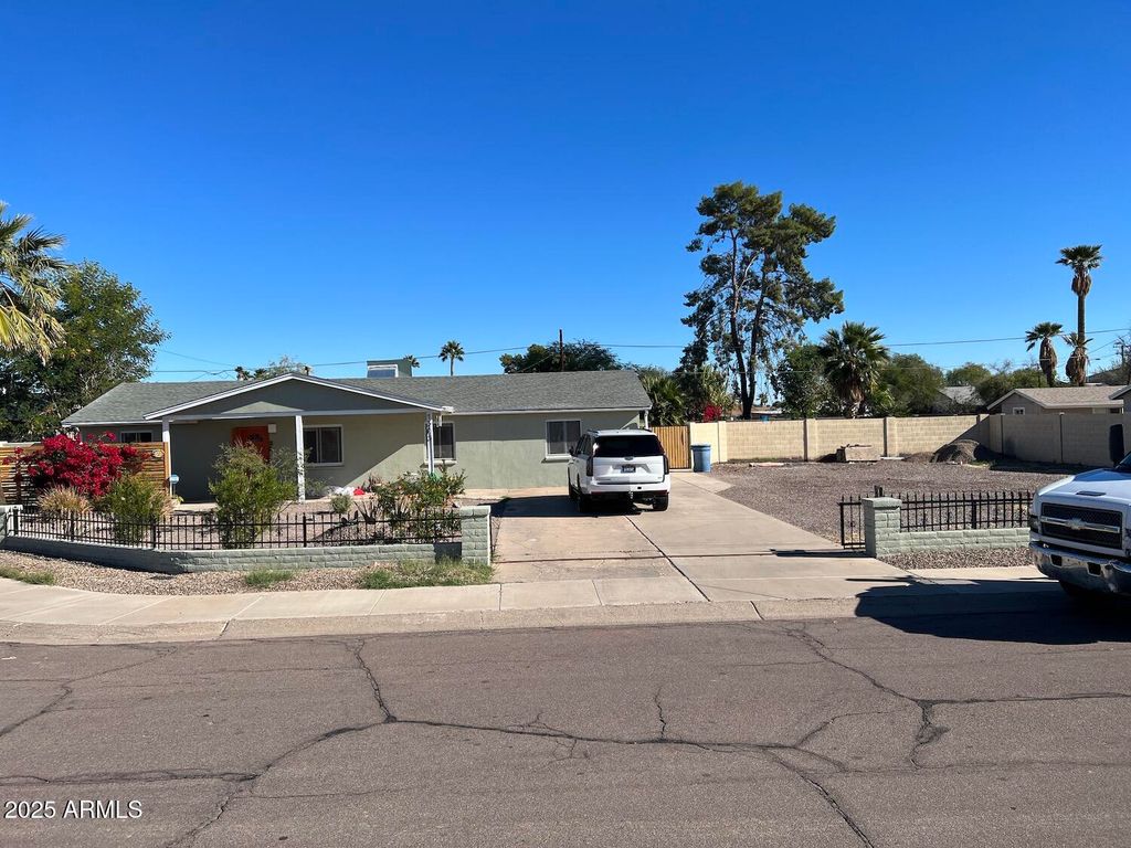 Photo of 1305 N Frances Street, Tempe, AZ 85288 (MLS # 6892474)