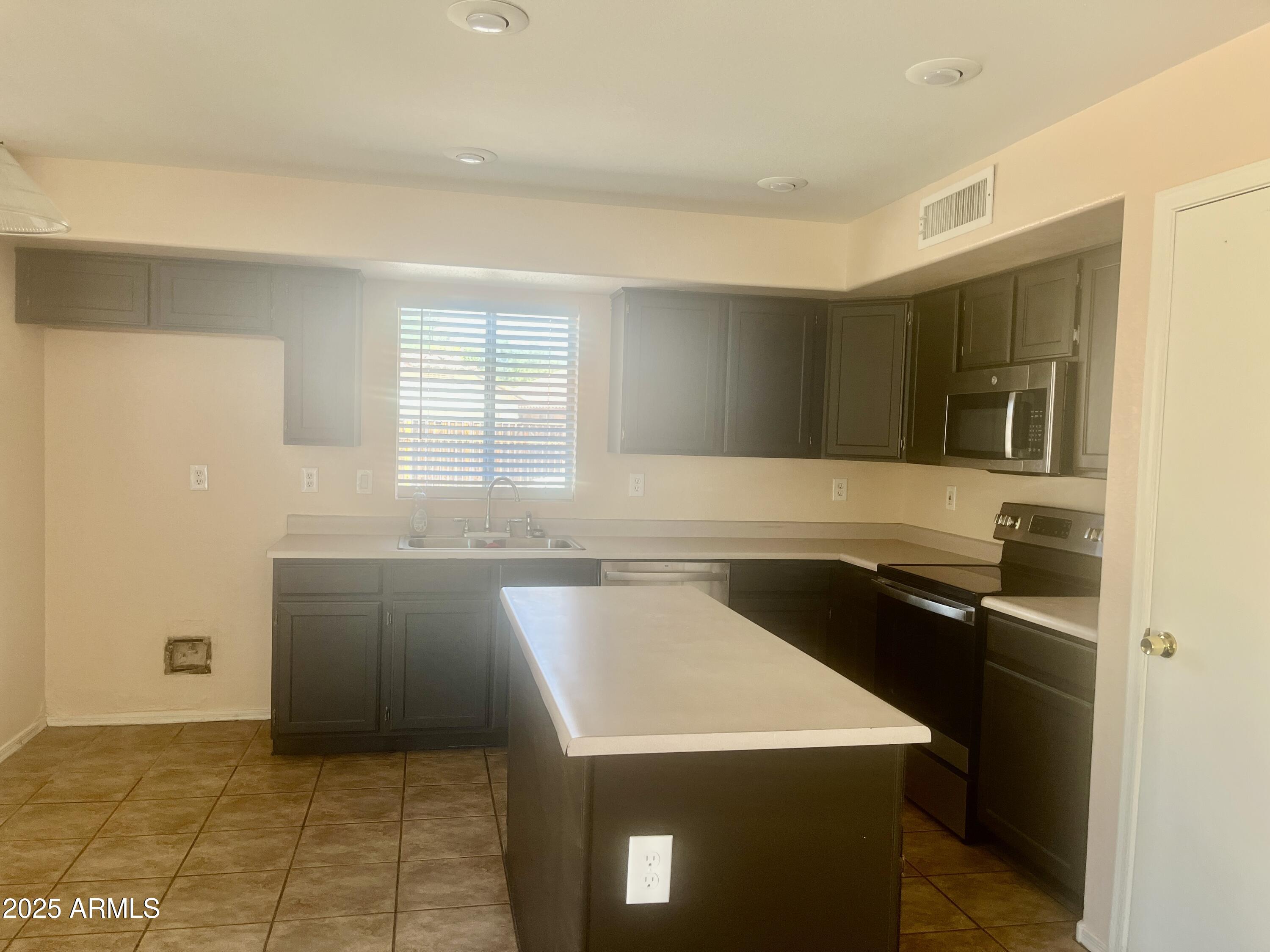 1654 W BOSTON Street