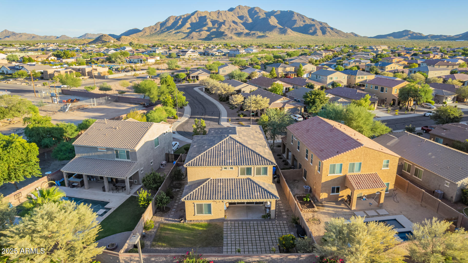 2756 E HICKORY Street