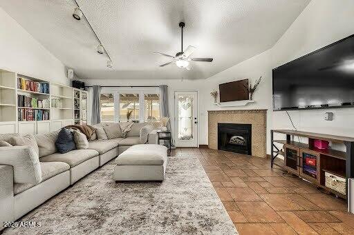 1505 W CHEYENNE Drive