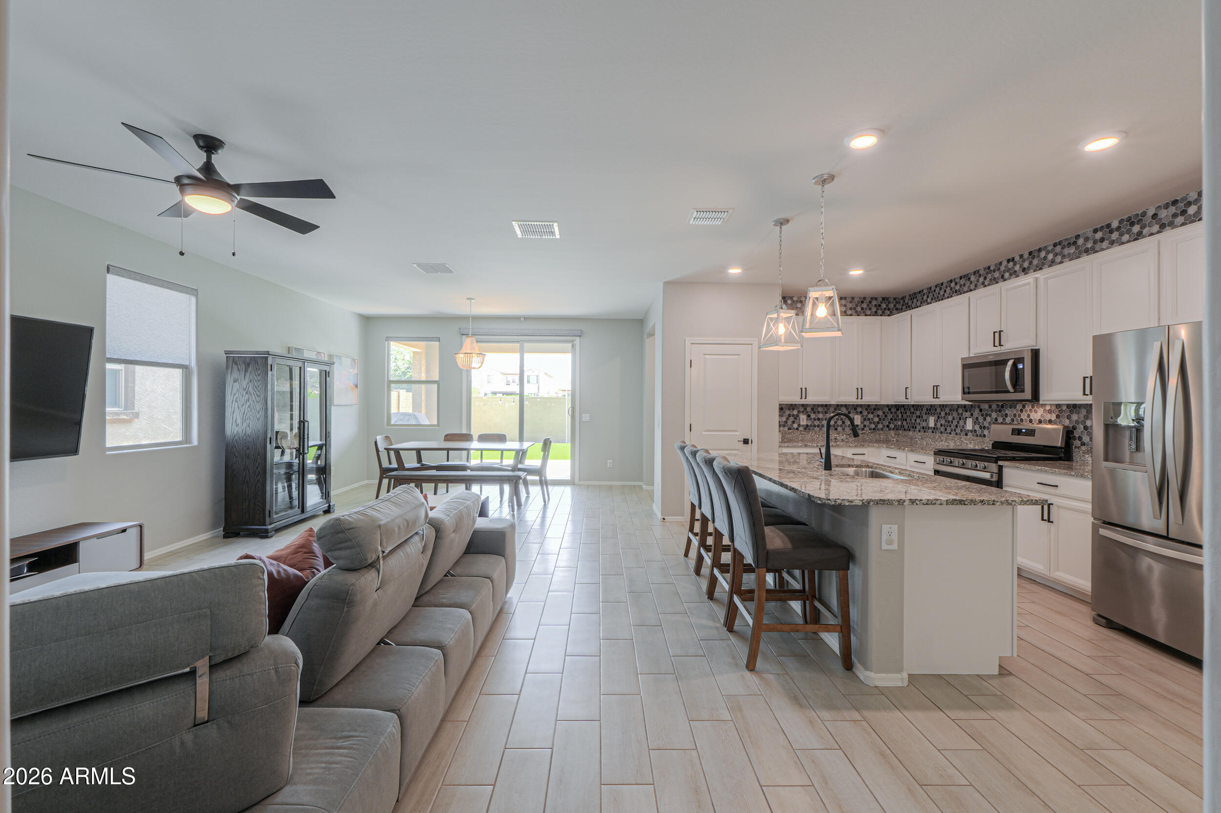 657 E BUCKINGHAM Avenue