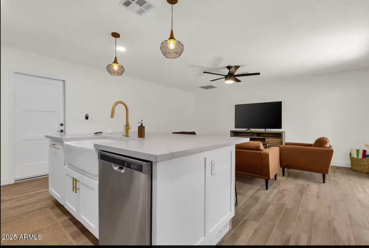 2452 E MANHATTON Drive