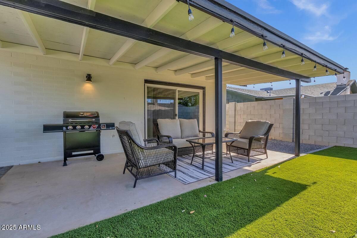 2452 E MANHATTON Drive