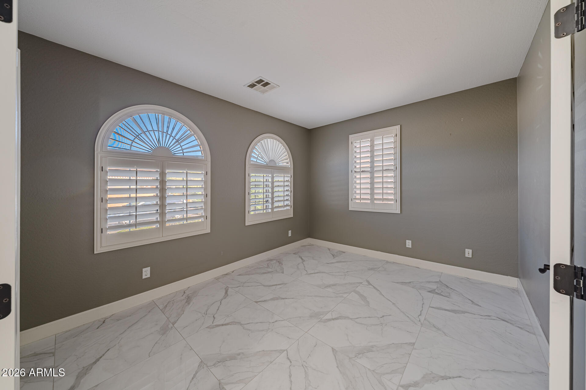 11009 W ADAMS Street