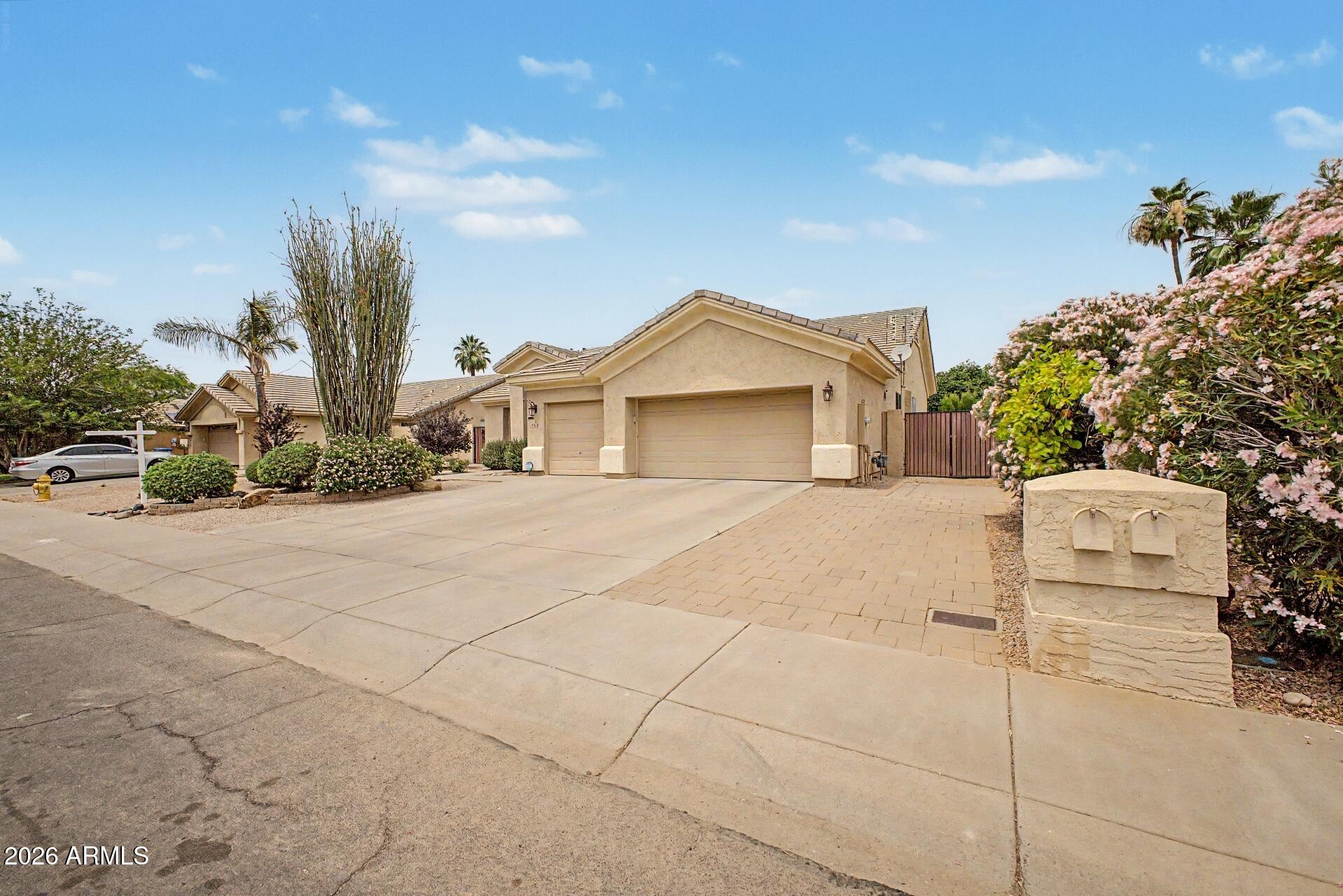 5216 E KELTON Lane