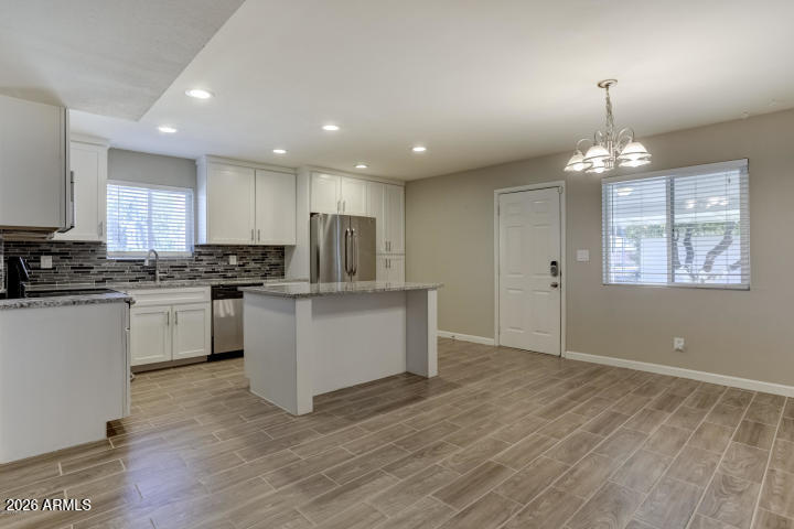 1527 W HUNTINGTON Drive