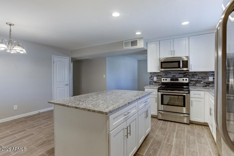 1527 W HUNTINGTON Drive