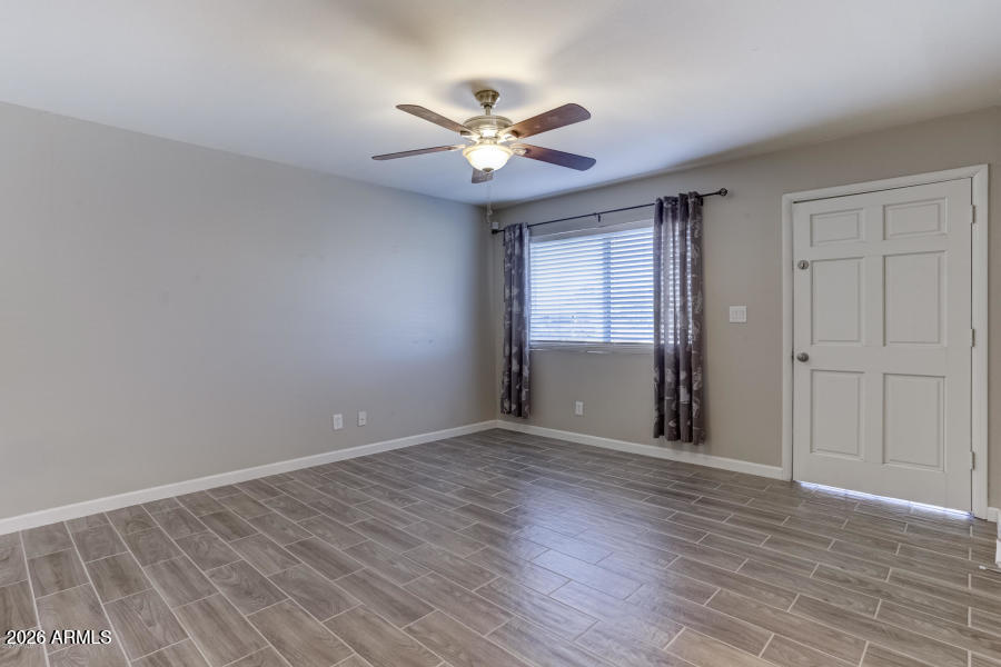 1527 W HUNTINGTON Drive