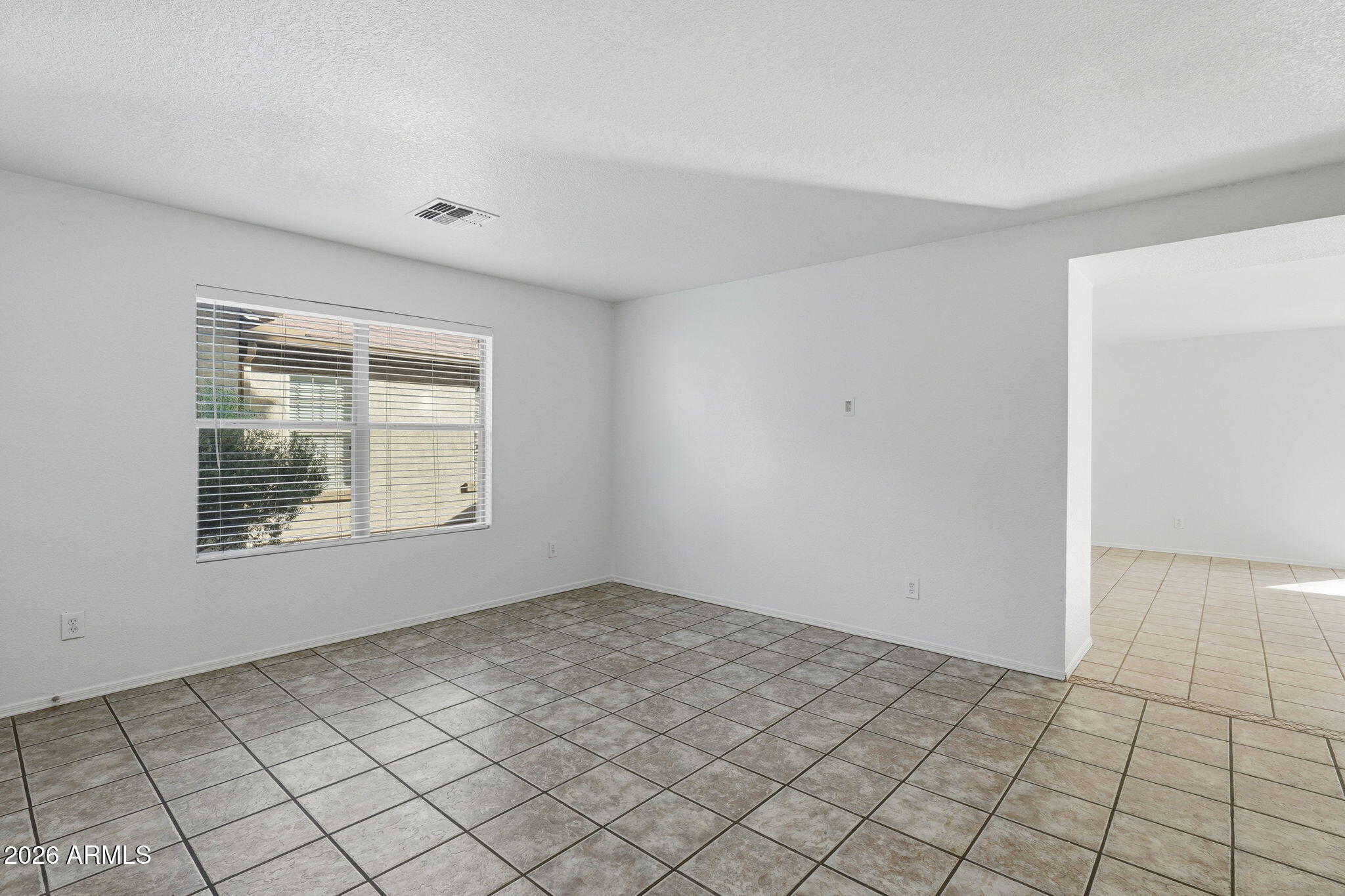 1425 N THUNDERBIRD Avenue