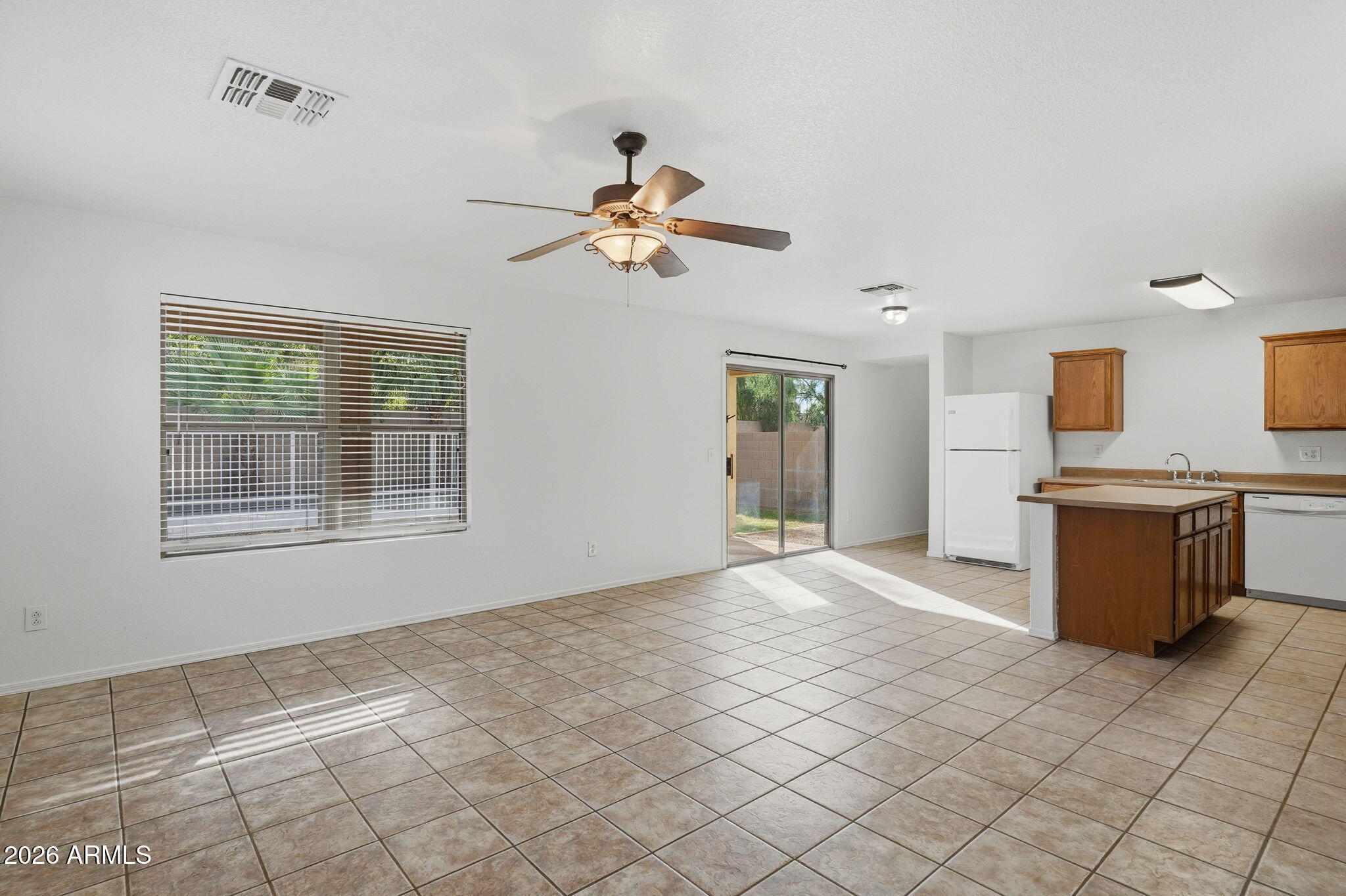 1425 N THUNDERBIRD Avenue