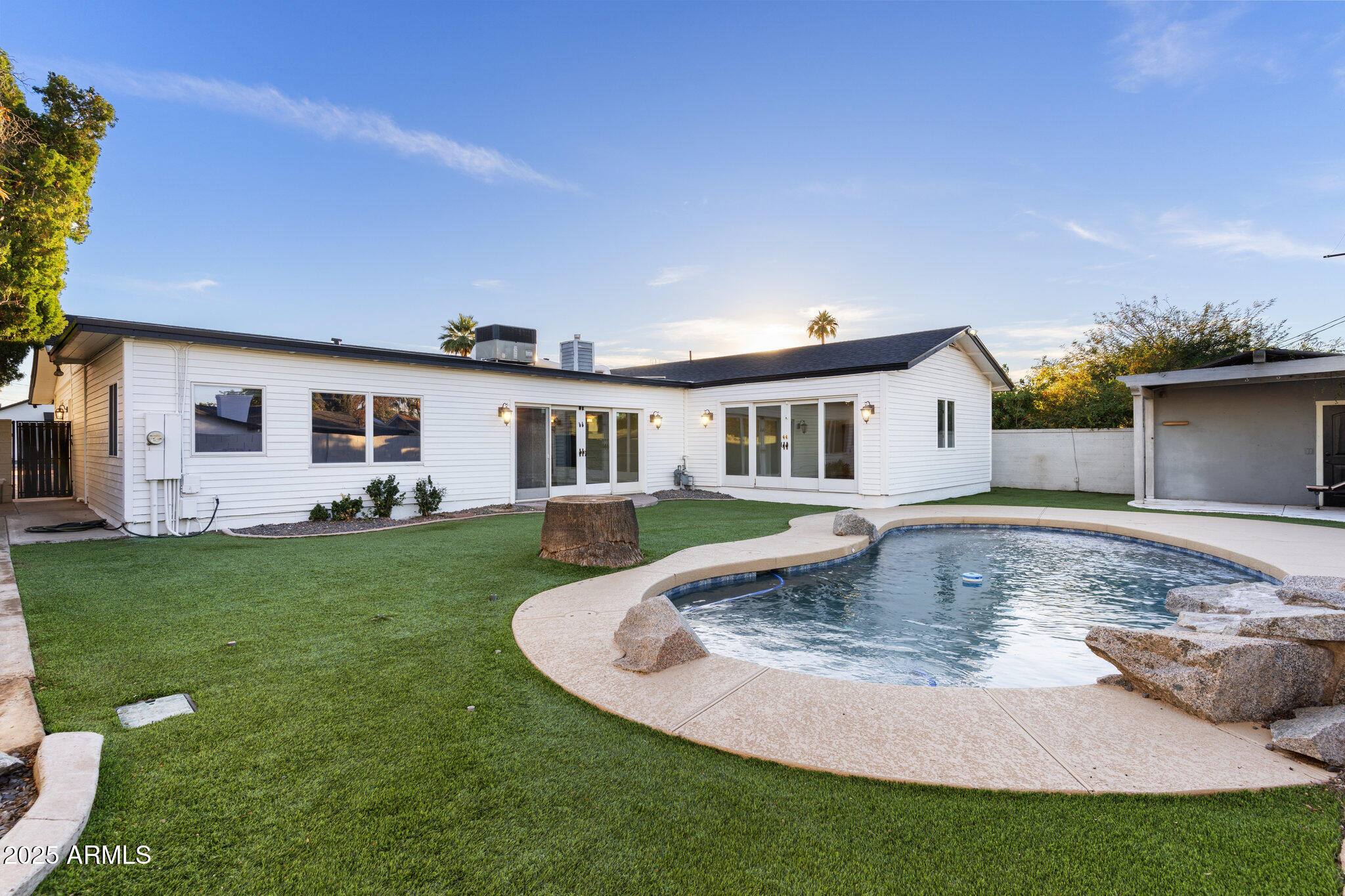 5328 E PINCHOT Avenue