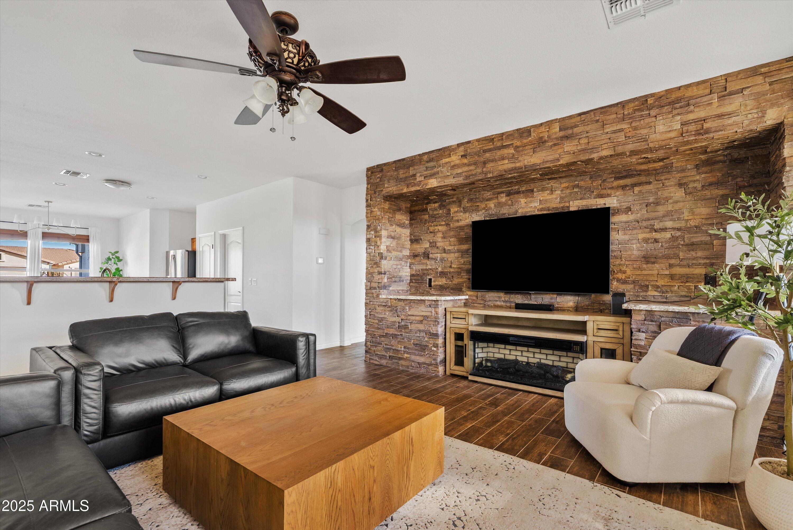 3201 E GLENEAGLE Drive