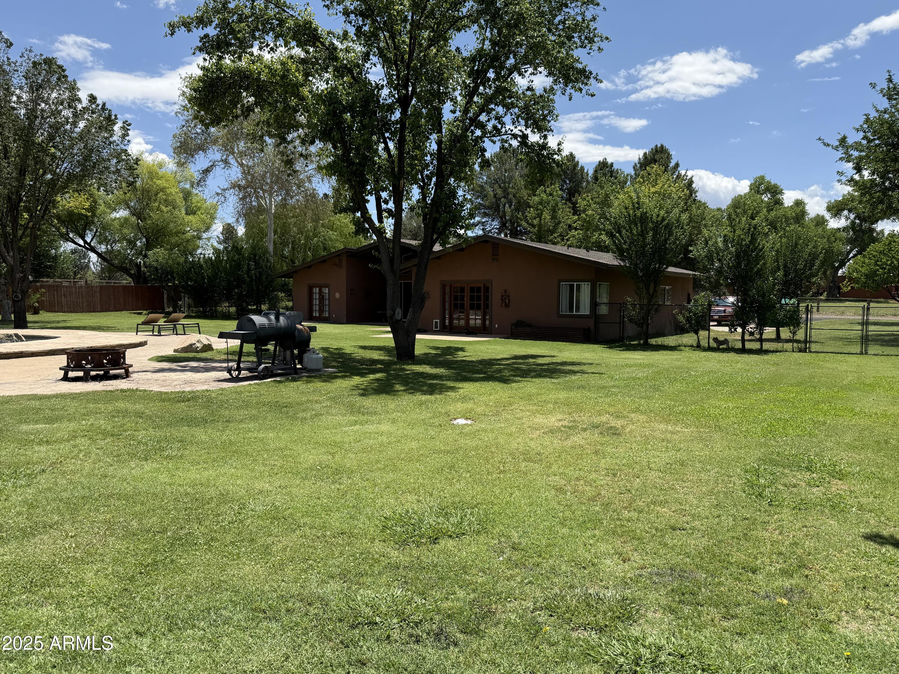 984 E ALVEY Lane