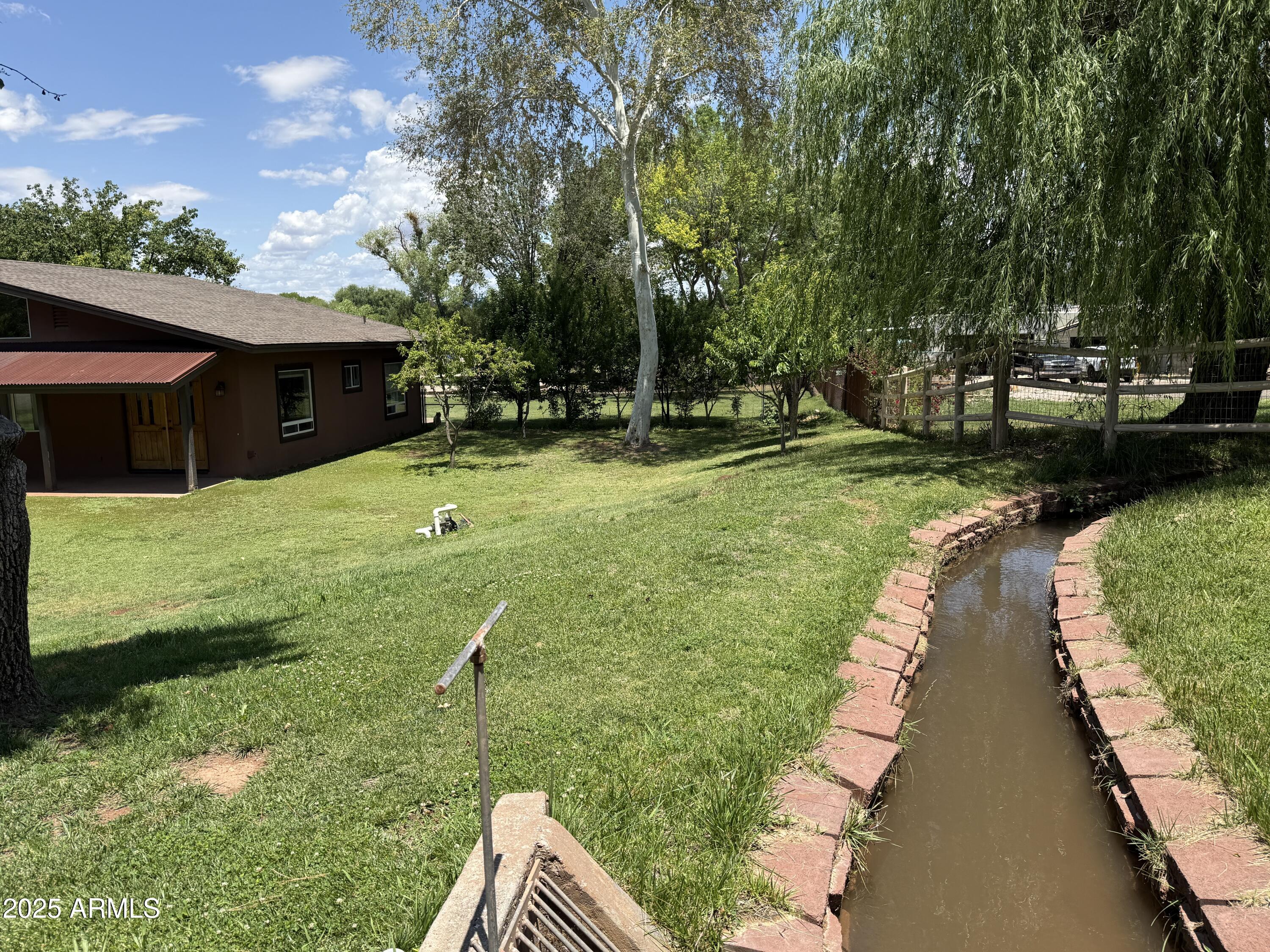 984 E ALVEY Lane