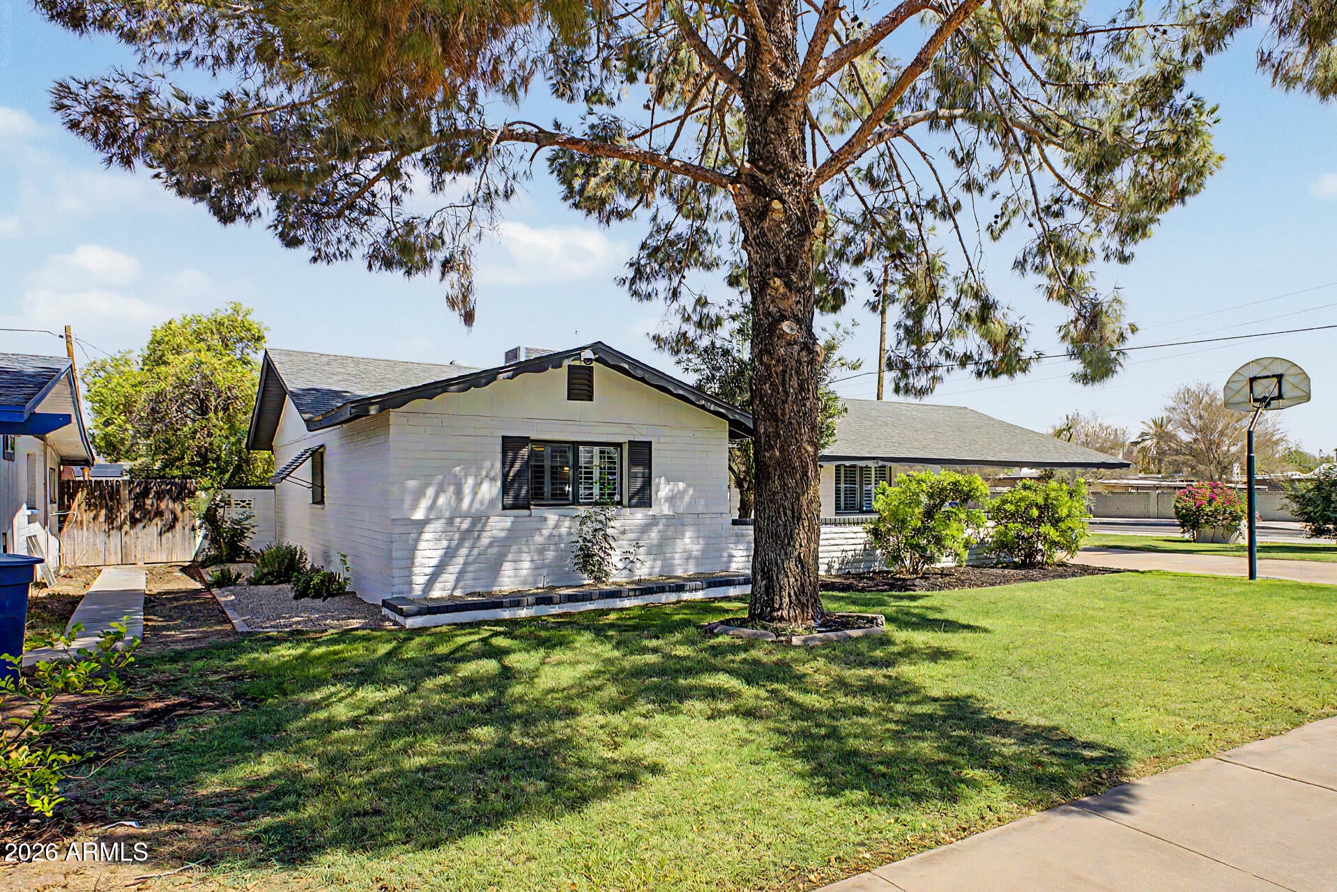 1006 W 12th Place