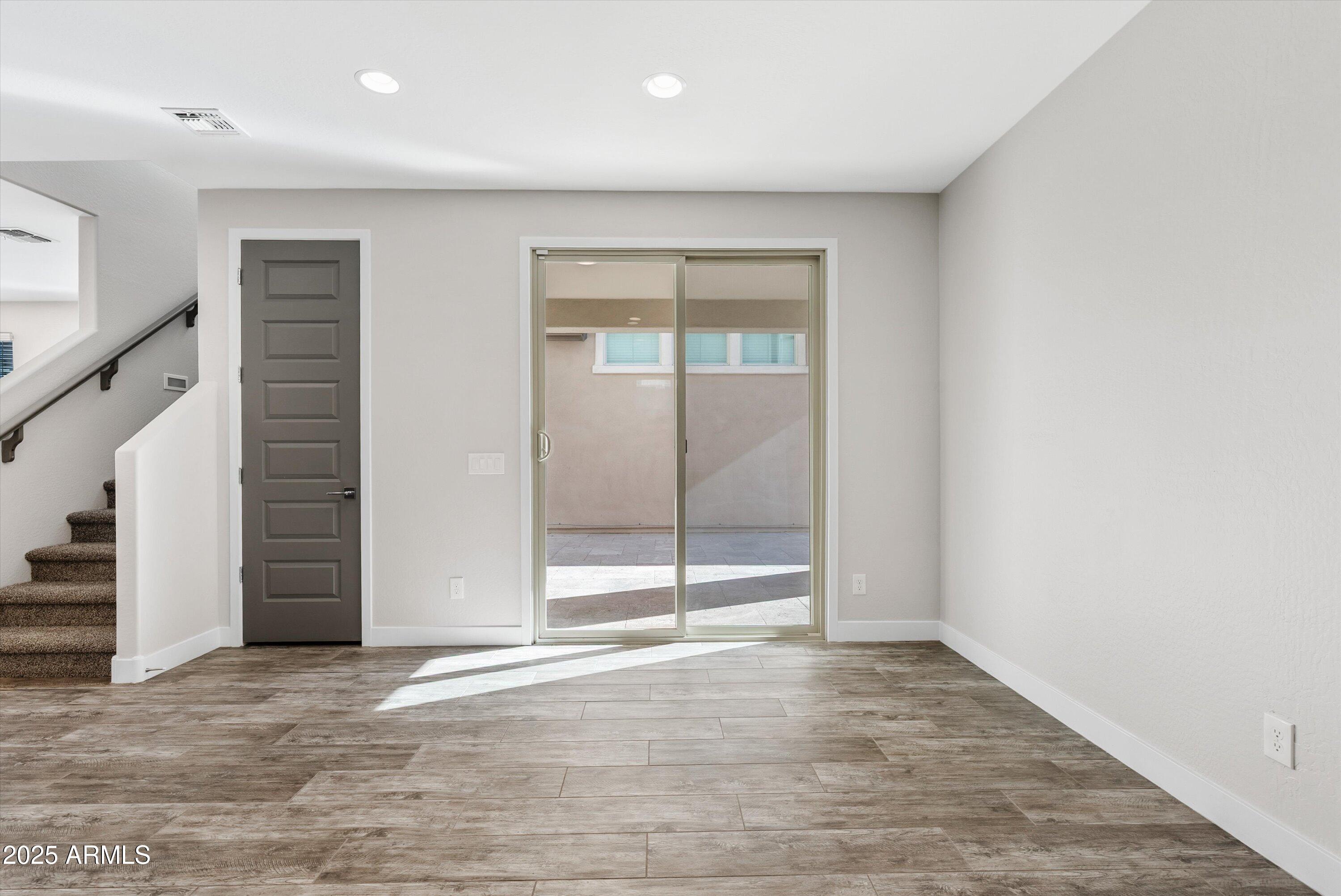 3806 E ROBERT Street