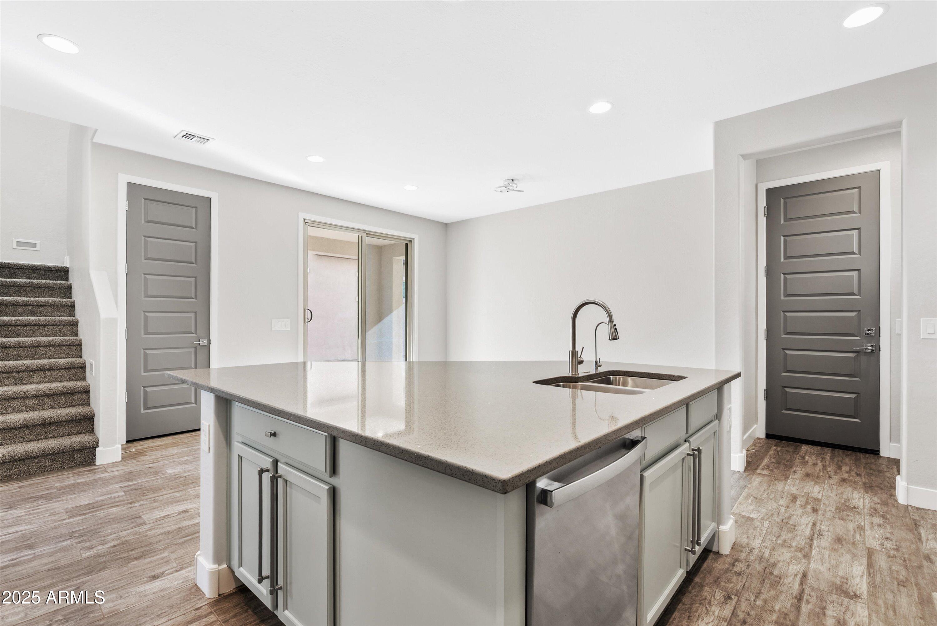 3806 E ROBERT Street