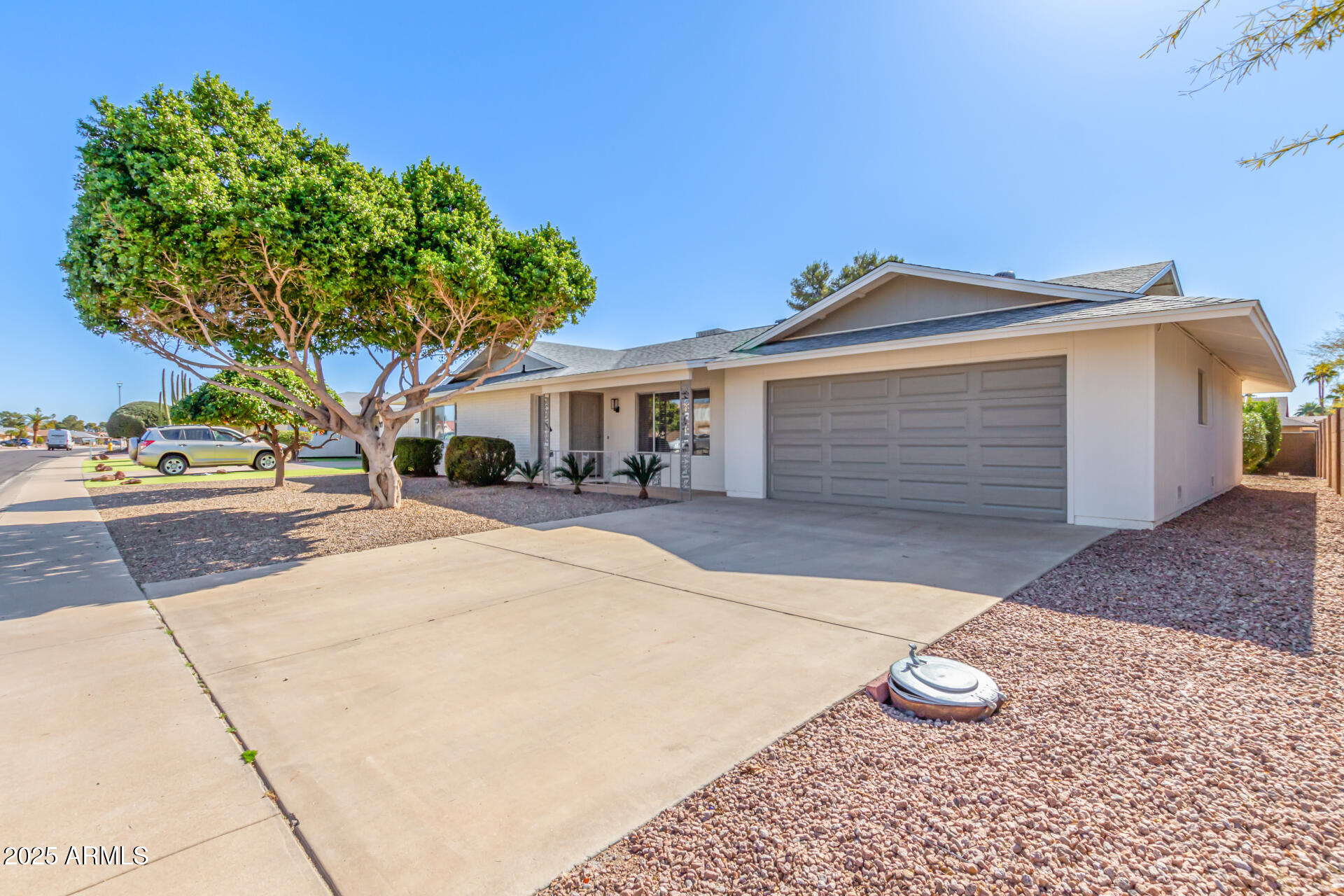 9827 W LINDGREN Avenue