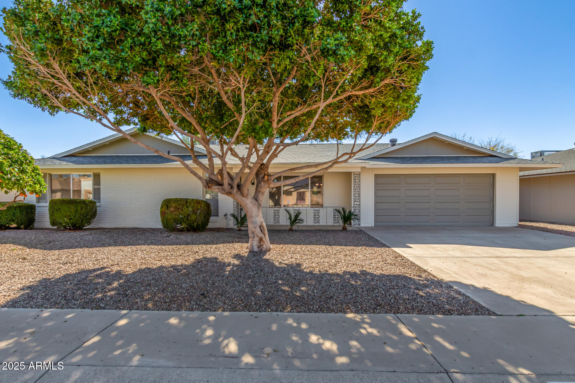 9827 W LINDGREN Avenue