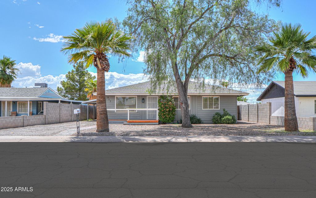 Photo of 917 N Cameron Avenue, Casa Grande, AZ 85122 (MLS # 6896067)