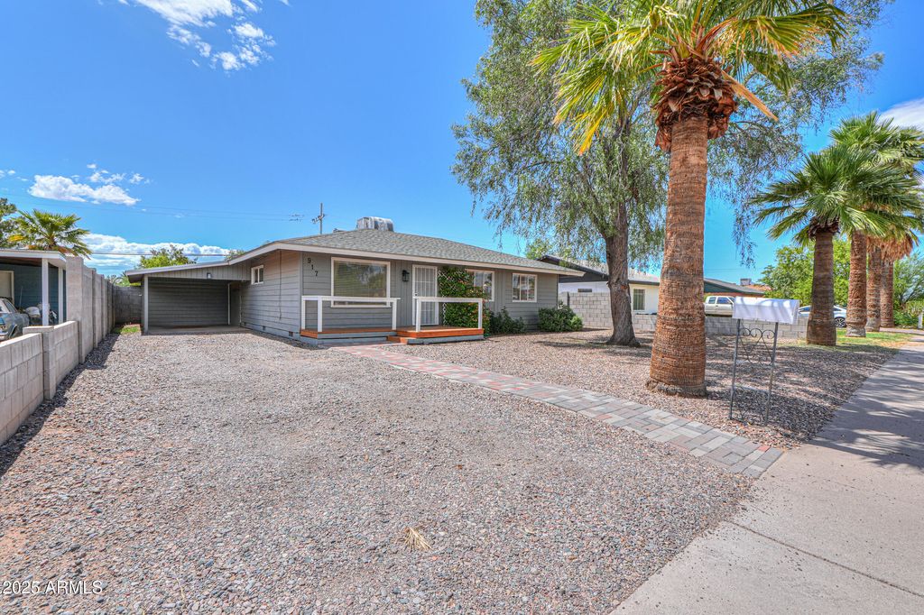 Photo of 917 N Cameron Avenue, Casa Grande, AZ 85122 (MLS # 6896067)