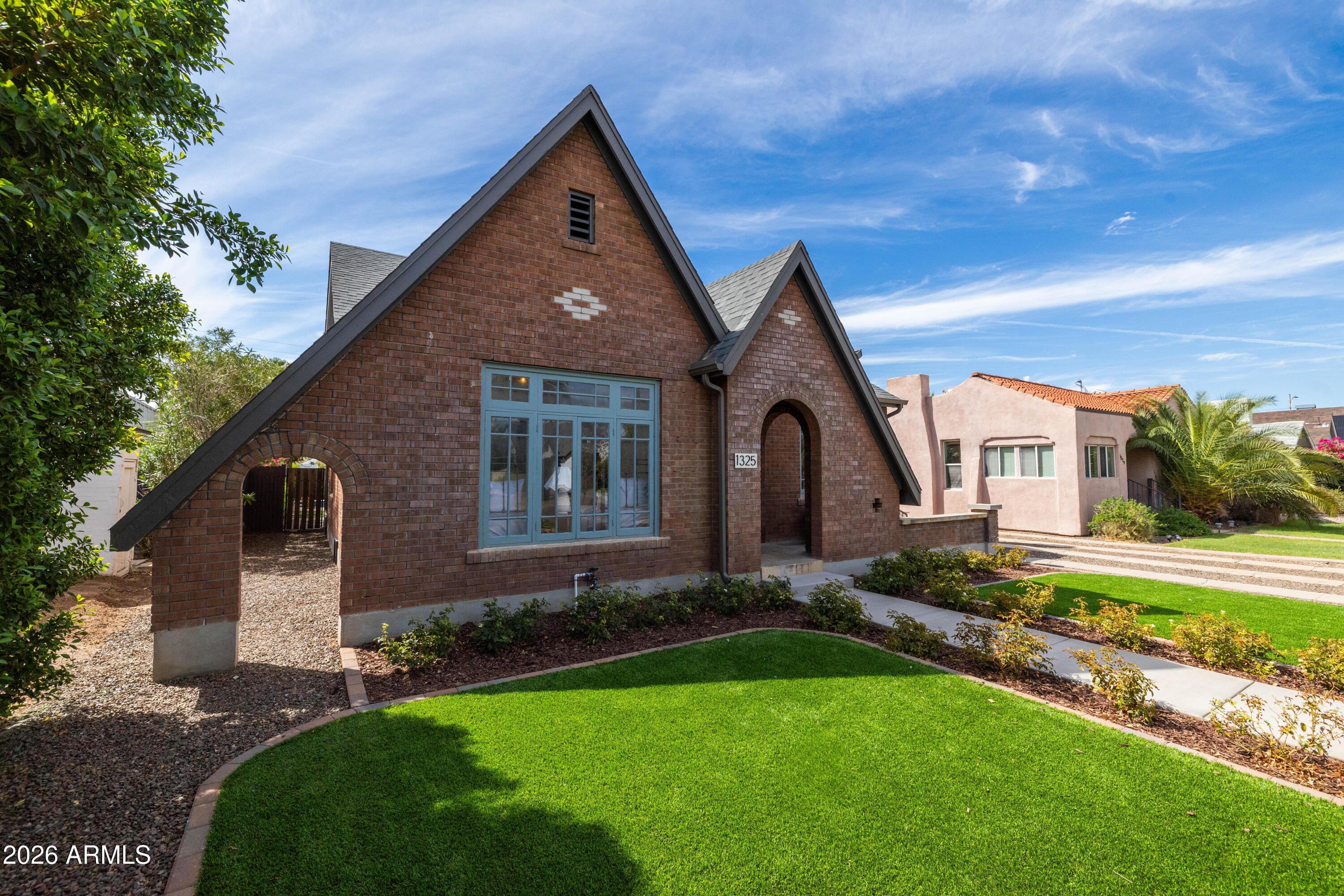 1325 W WILLETTA Street