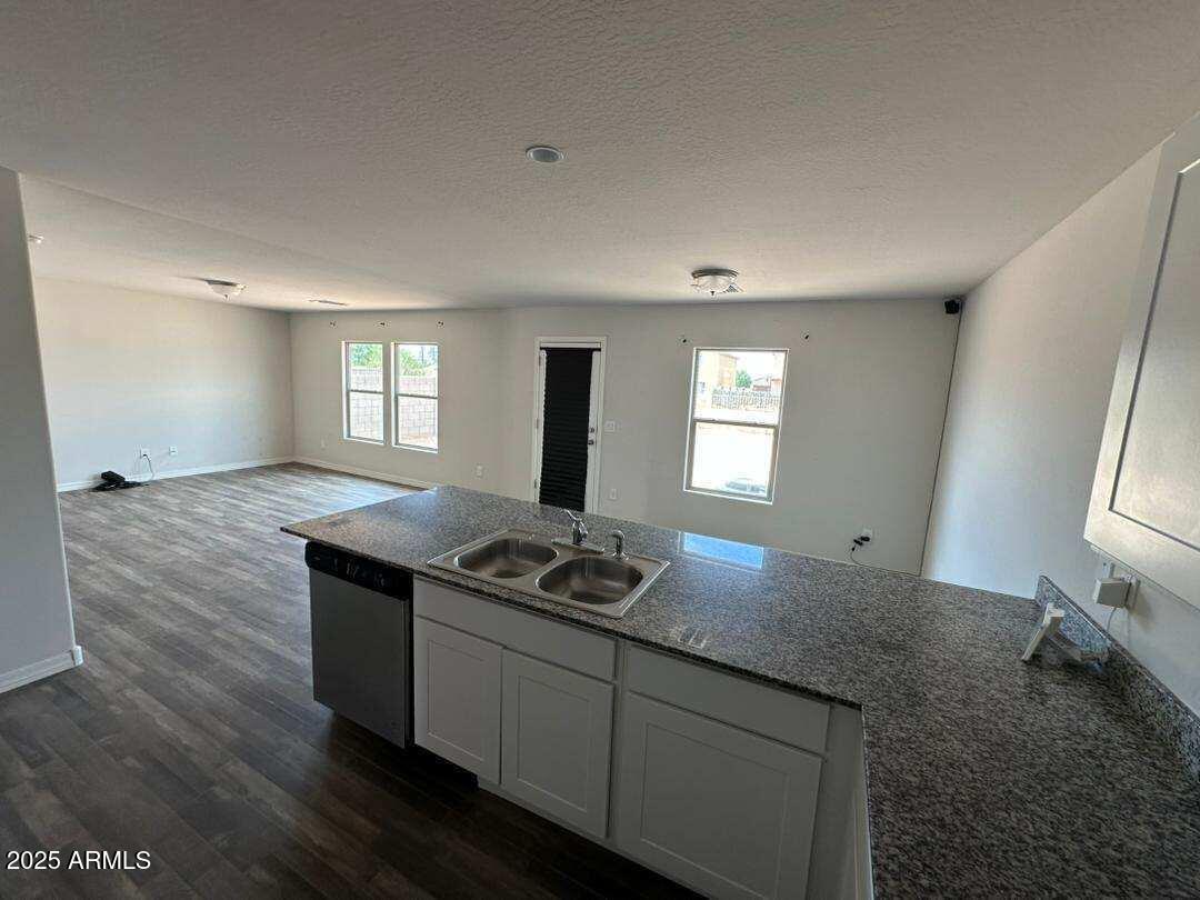 254 W DEWEY Avenue
