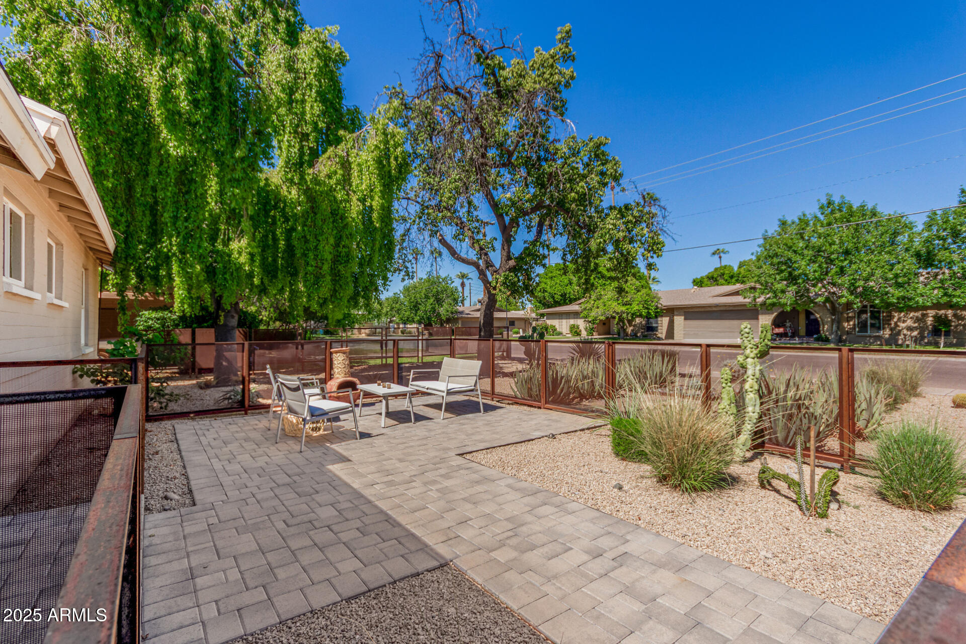 1017 E ROSE Lane