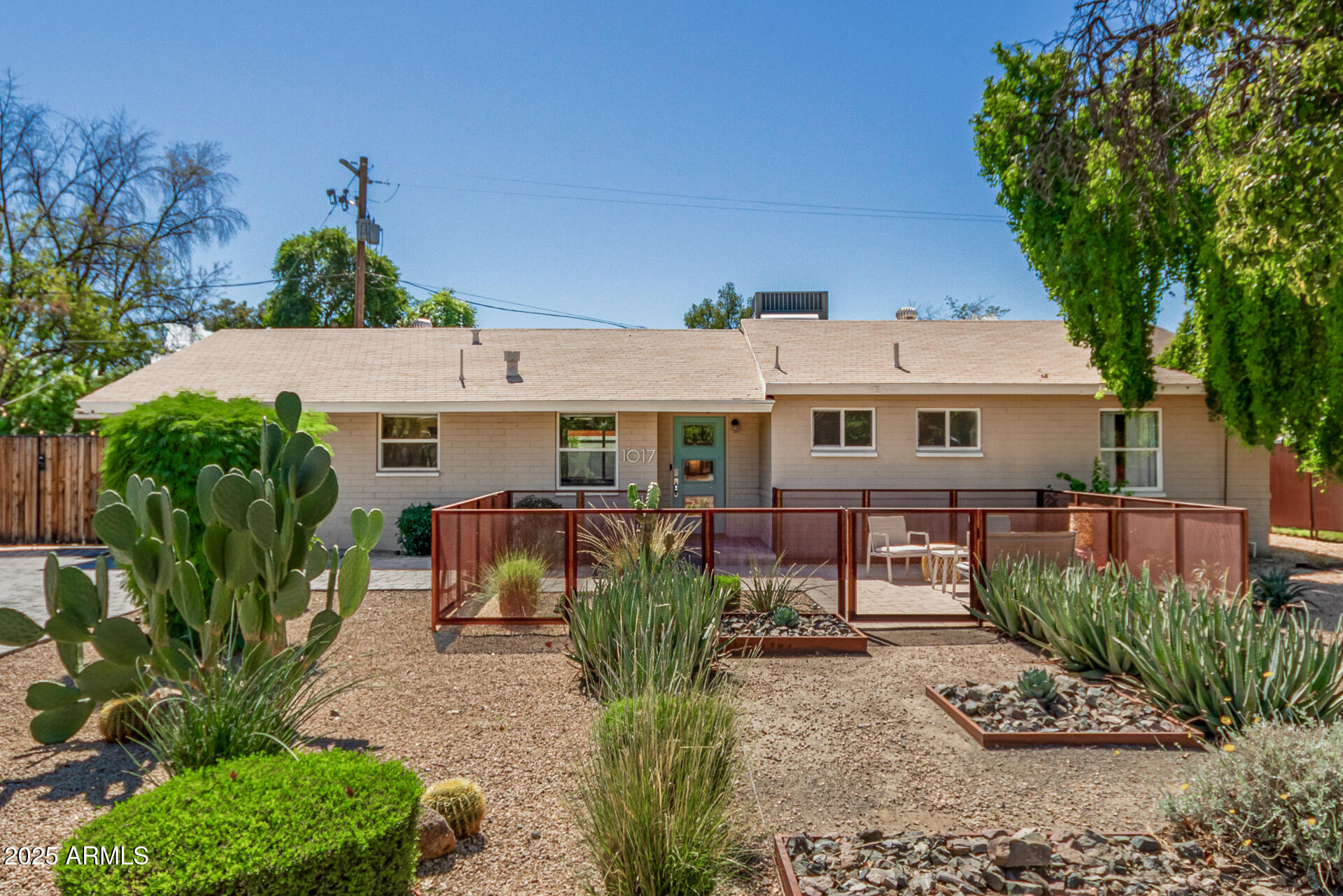 1017 E ROSE Lane