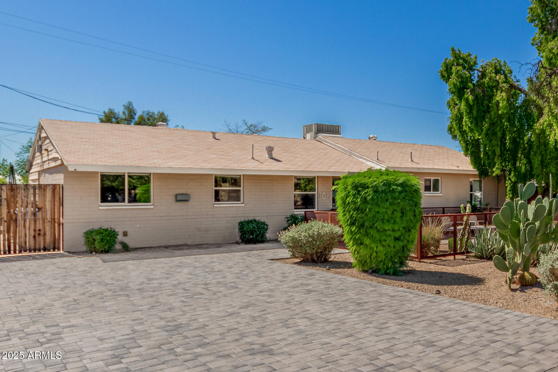 1017 E ROSE Lane