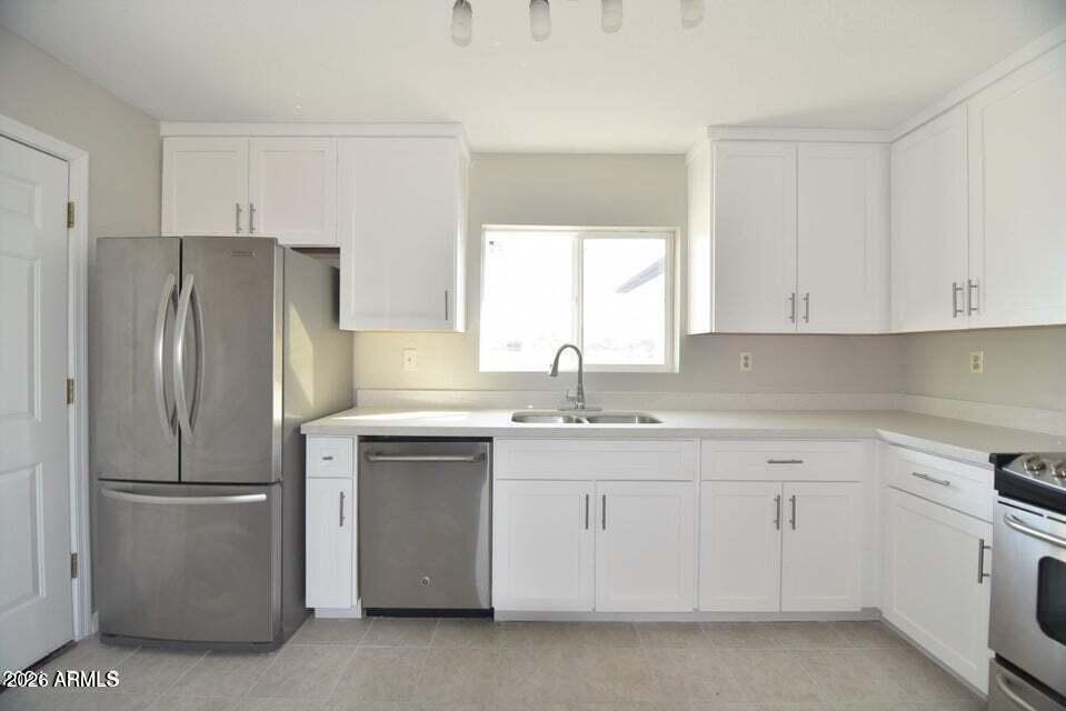 2535 E SOUTHGATE Avenue