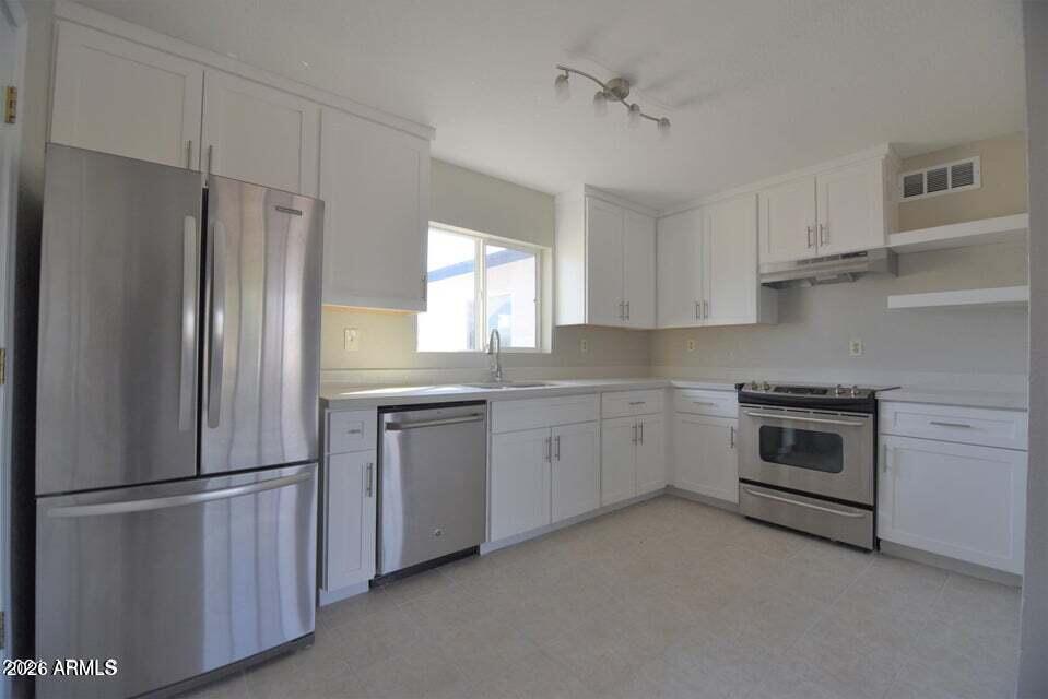 2535 E SOUTHGATE Avenue