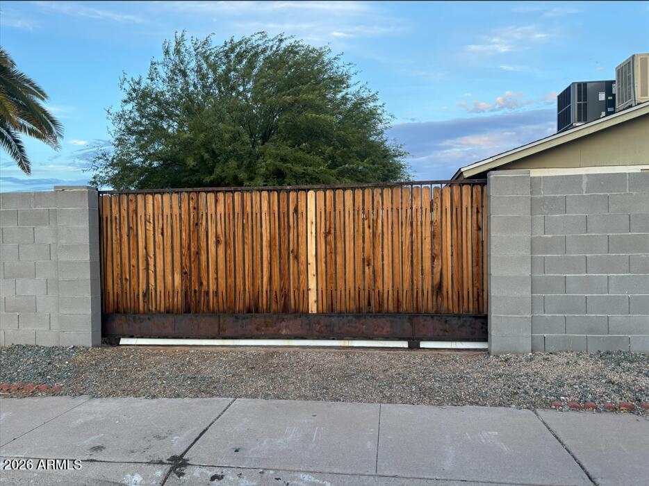 5650 W SUNNYSLOPE Lane